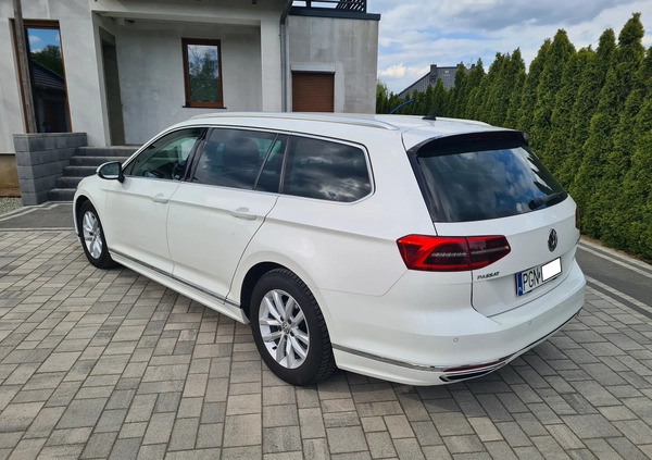 Volkswagen Passat cena 62700 przebieg: 212000, rok produkcji 2016 z Gniezno małe 172